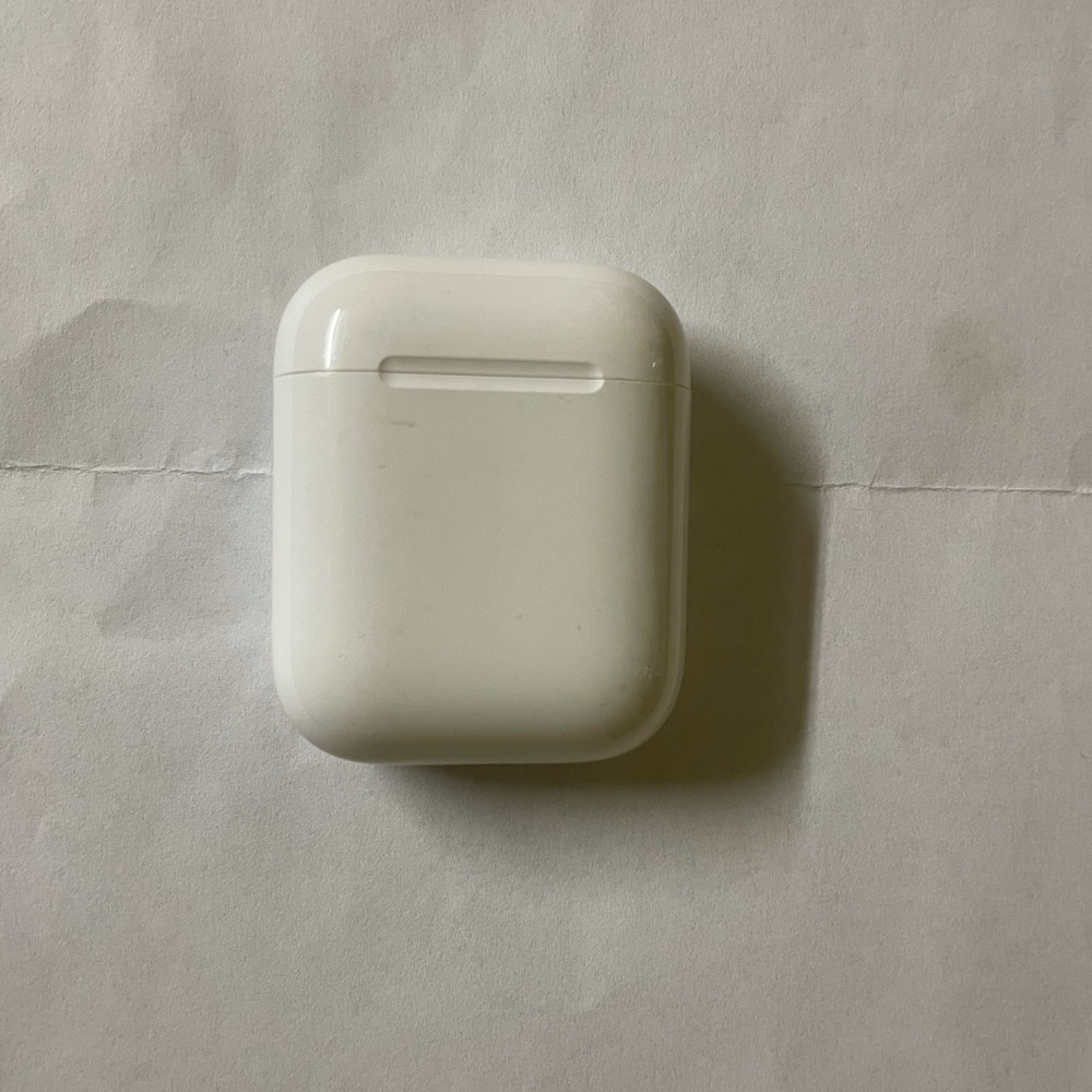 Apple AirPods with charging case. (1st generation)